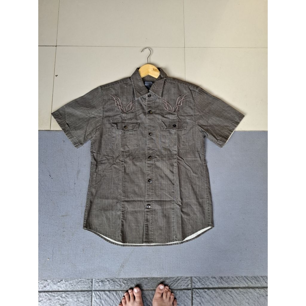 KEMEJA DENIM LENGAN PENDEK SPLENDID SATISFACTION TAG LLLD:108 cm
P:73Cm