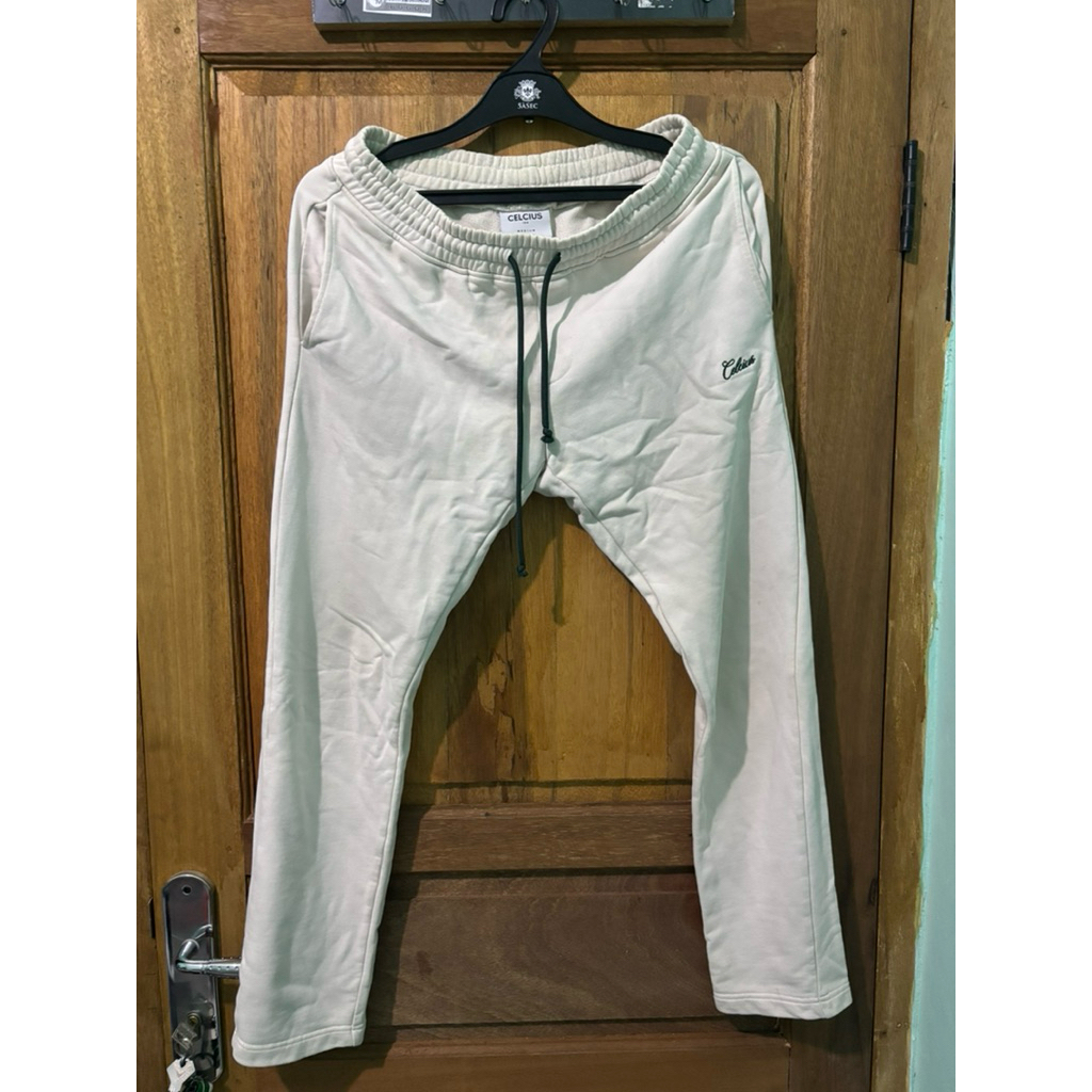 Celana putih gading celcius