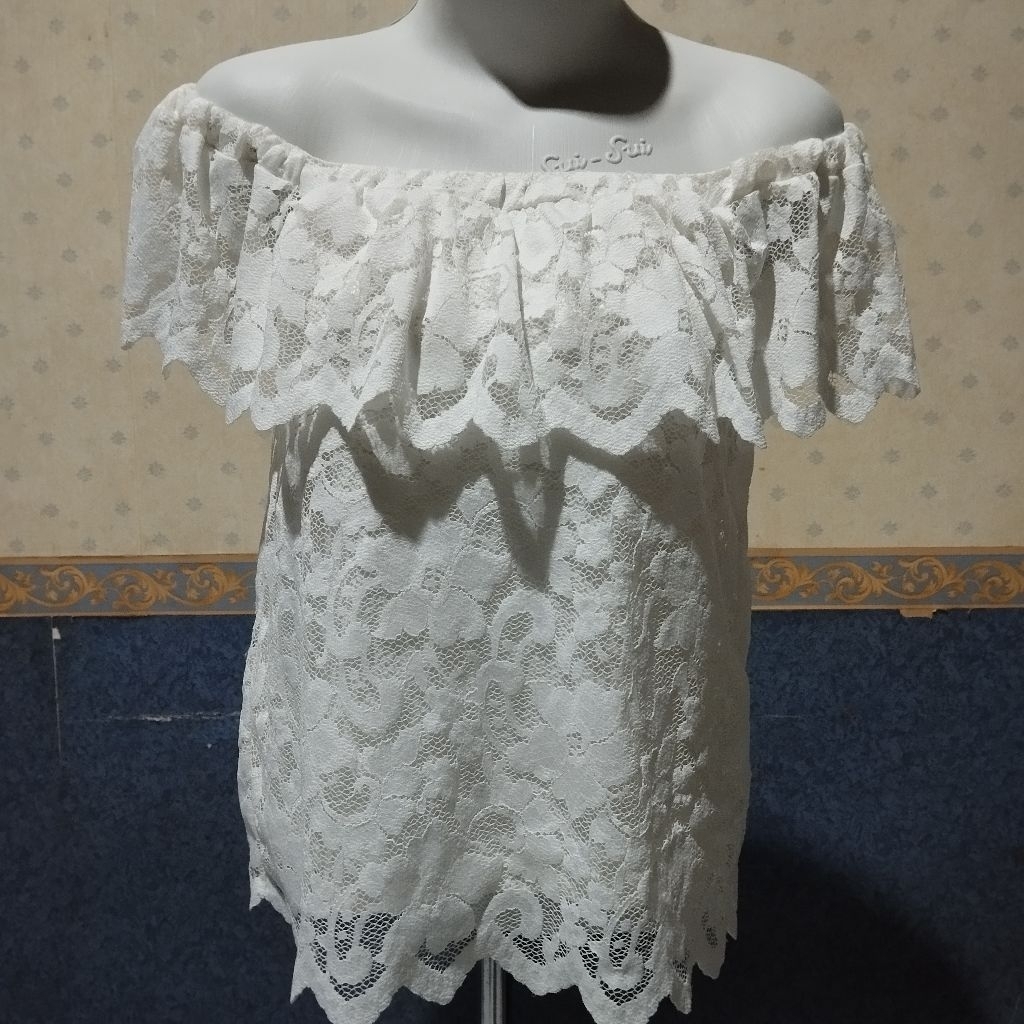 A38326 Preloved Atasan Wanita Sabrina Semi Crop Bahan Brukat Putih + Cup Bra Dan Furing