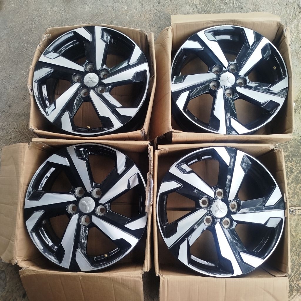 Velg xpander ultimate 2022-2023 R17 pcd 5x114 original.