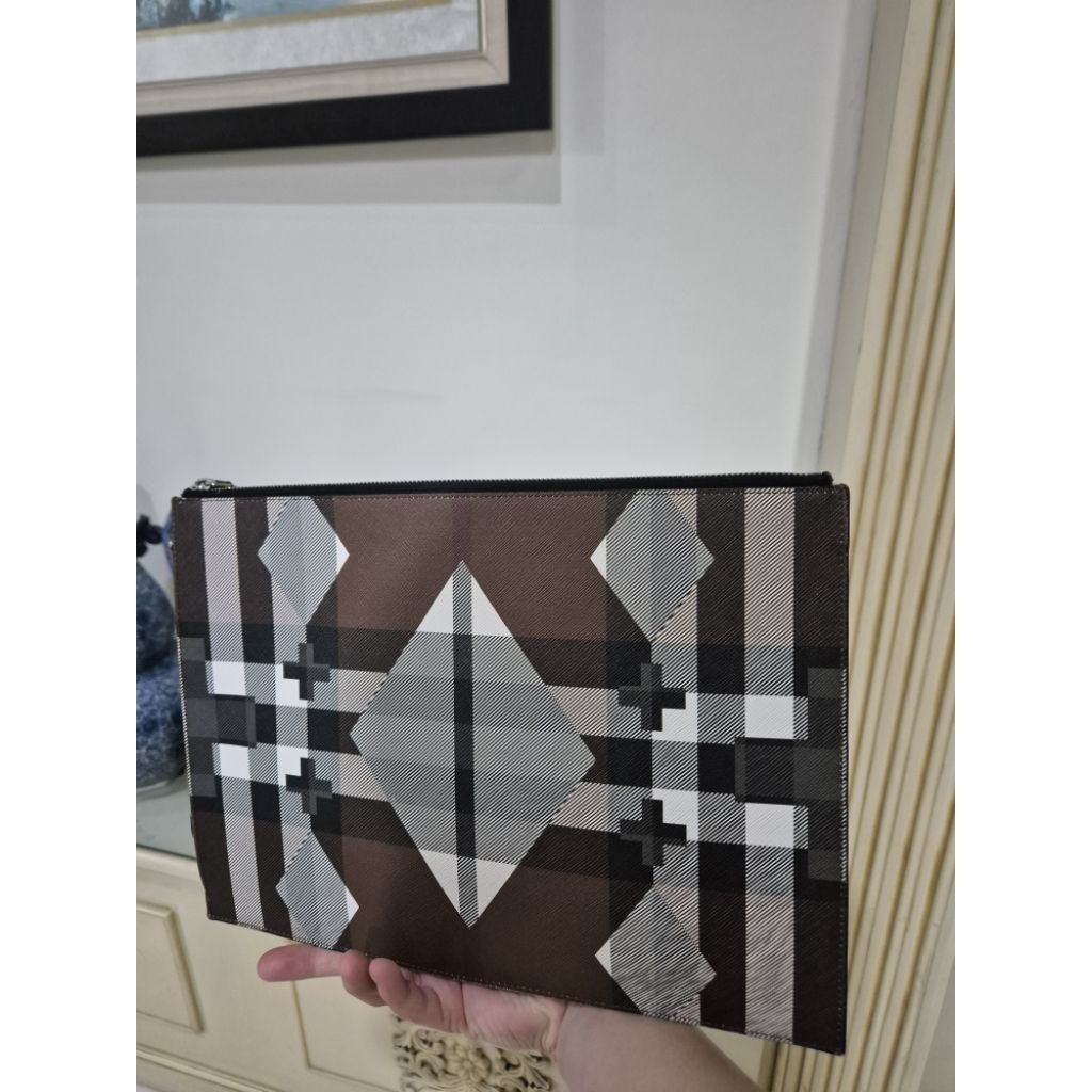Clutch folio burberry bekas