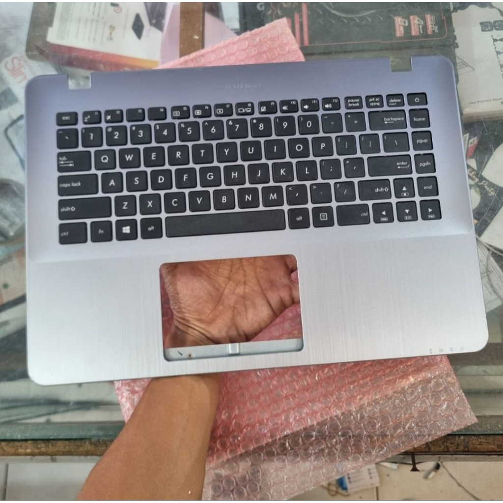 FRAME KEYBOARD ASUS A442U / X442U . ORIGINAL COPOTAN. KONDISI MULUS. DUDUKAN BAUT LENGKAP.