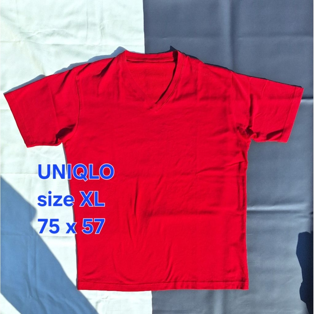 Baju Kaos UNIQLO V neck Lengan Pendek Pria Merah Polos