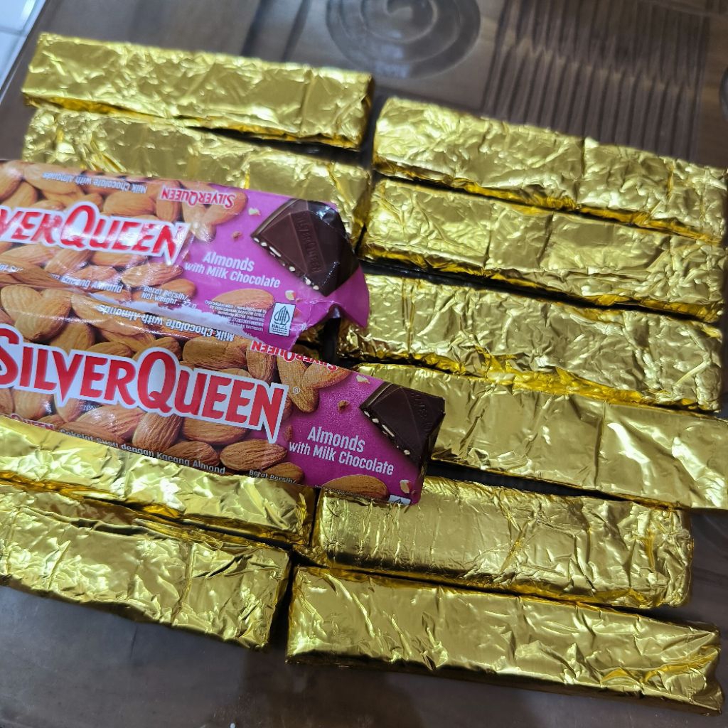 buy 1 get 1 free.    coklat Silverqueen 22 gr. rasa random