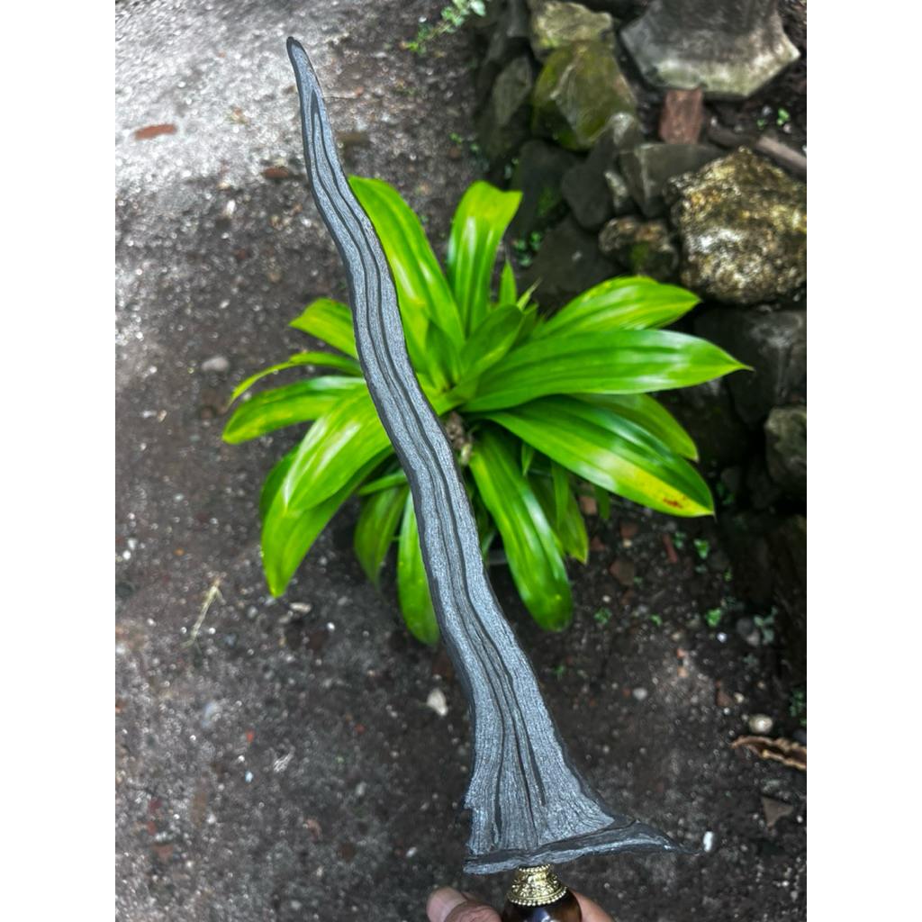 Lokasian Keris sepuh Carubuk pamor Rojo abolo rojo