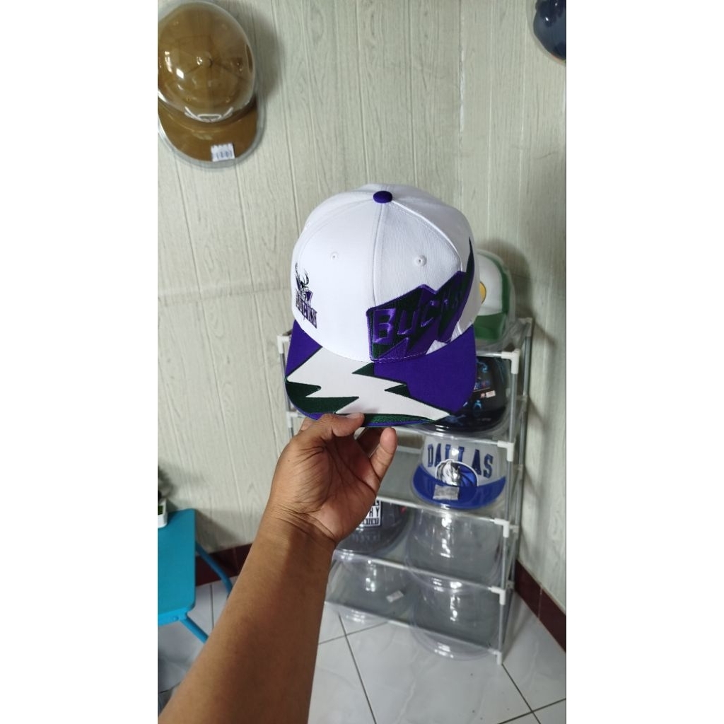 TOPI MITCHELL AND NESS MILWAUKEE BUCKS