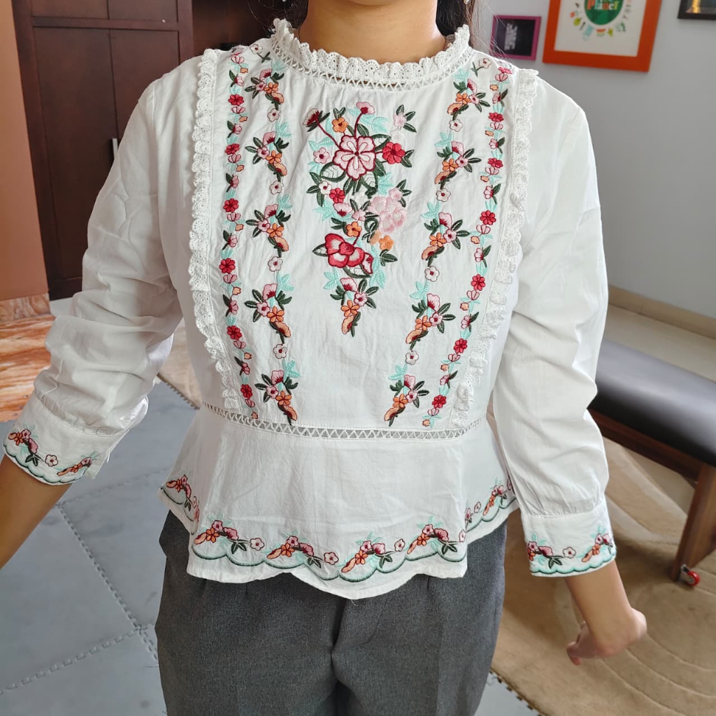 Baju Atasan Wanita Putih Bordir Floral Vintage Style - Preloved Signature Collection