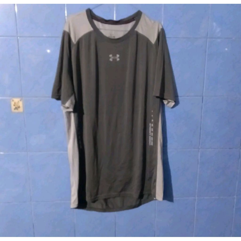 kaos olahraga under armour ukuran besar.