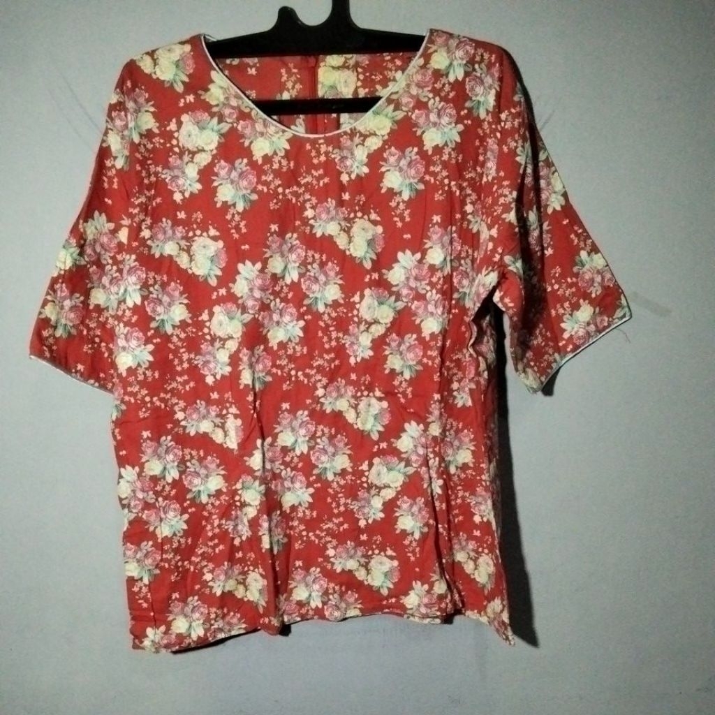 blus wanita motif bunga-bunga