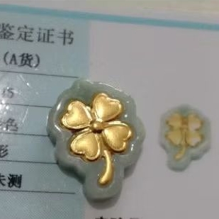 Liontin giok jadeite berukir bunga clover.