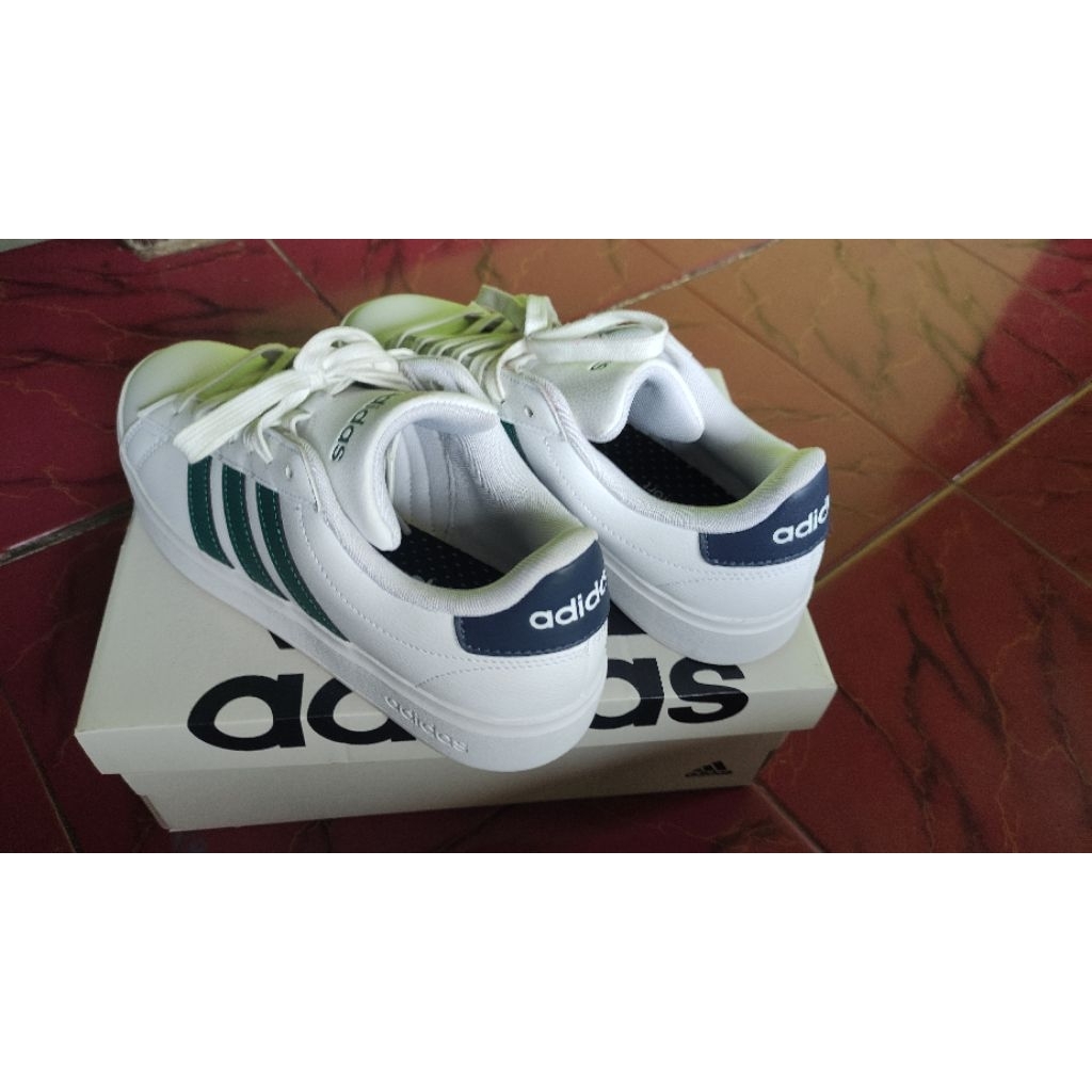 sepatu Adidas tenis