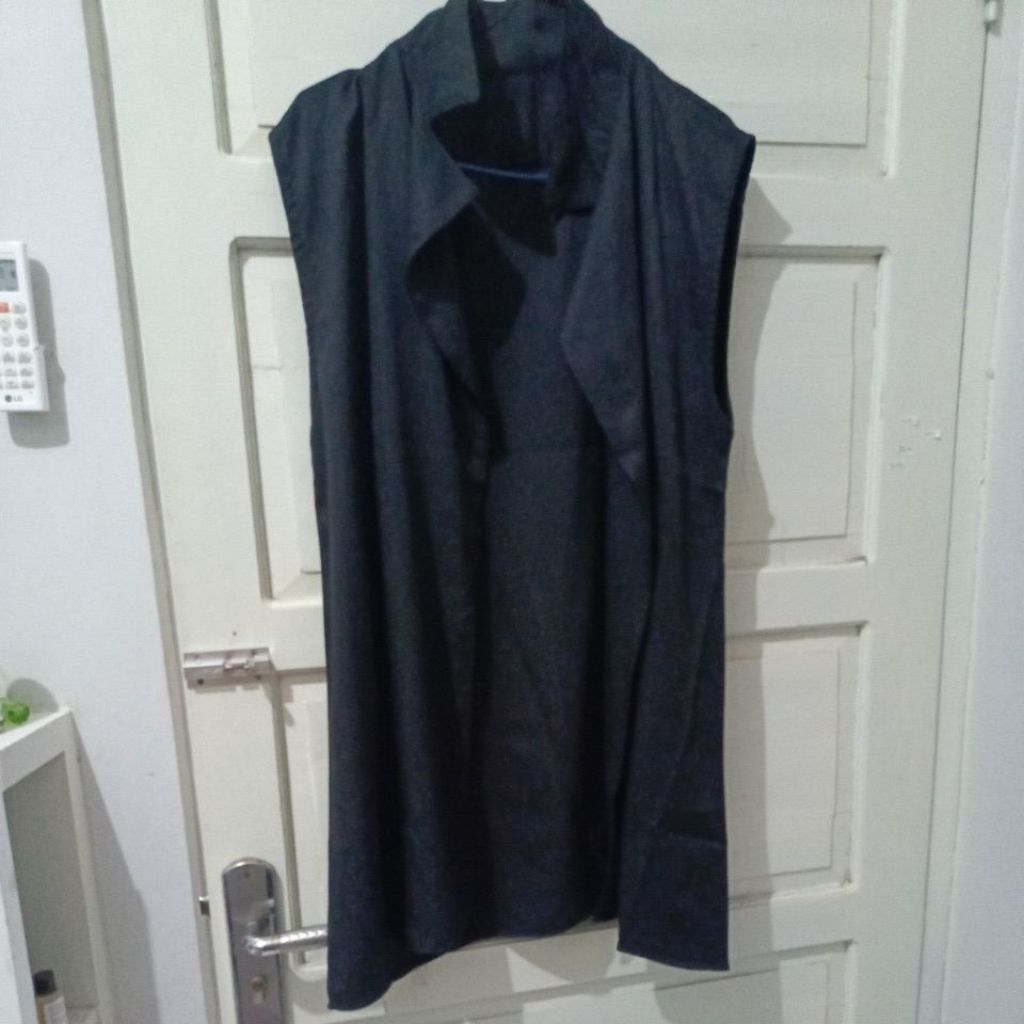 outer cardigan tanpa lengan preloved hitam