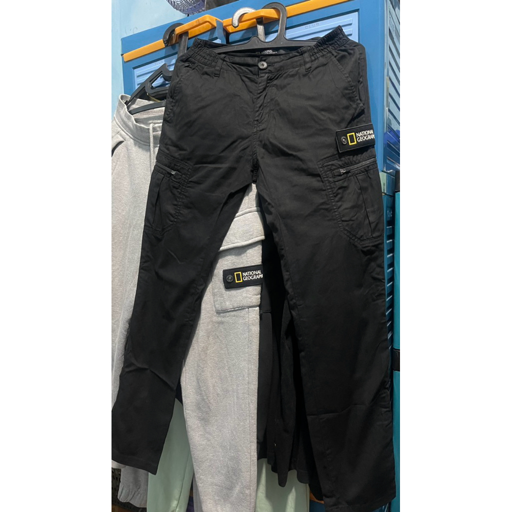 celana cargo natgeo size 67 liping 68 merar sampe 76 (setara size 27 - 28)