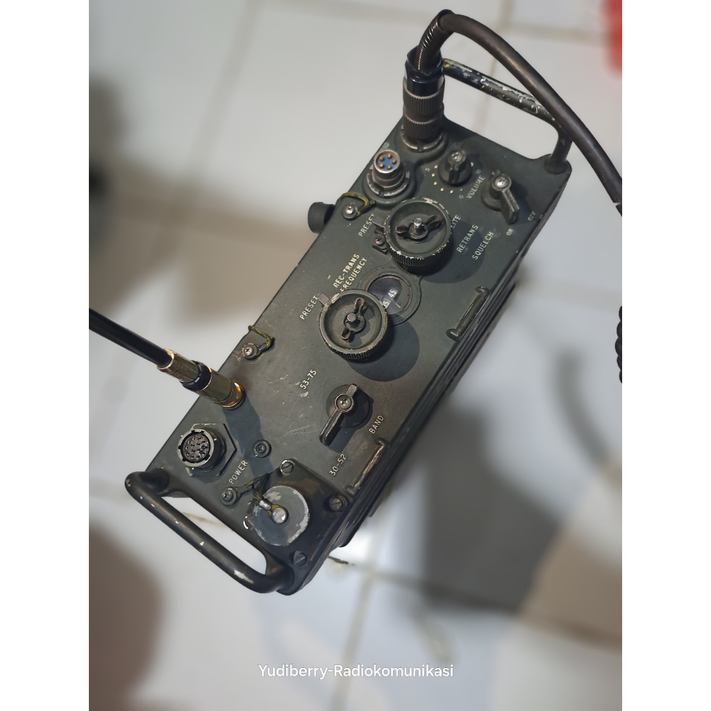 Radio Gendong Military PRC-1077  Lumayan berat  Kondisi Mati  Cocok dikoleksi  Bisa Buat pajangan di