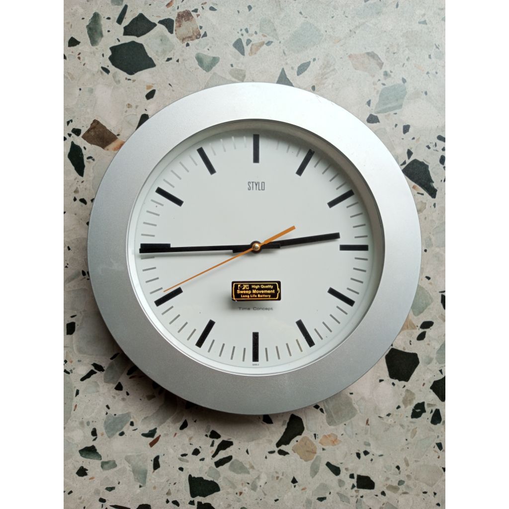 jam dinding Stylo 3252-3 With Sweep Movement Diameter 33cm Hot Item