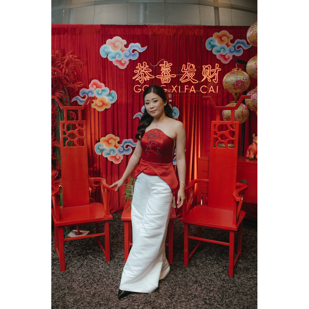 Atasan dan Gaun Dress Panjang Merah Elegan dengan Desain Bordir Cantik untuk Tampilan Mewah