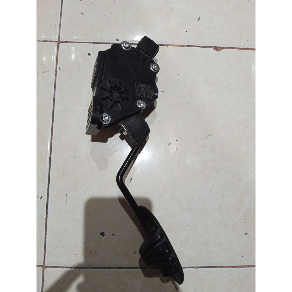 Pedal gas sensor gas innova fortuner hilux 78110- 0k040 asli