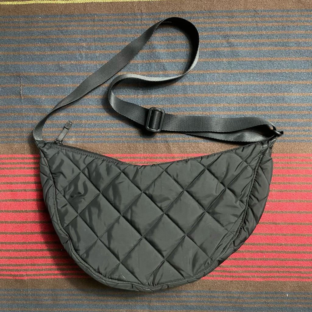 Round Shoulder Bag / Tas slempang UNIQLO original warna hitam