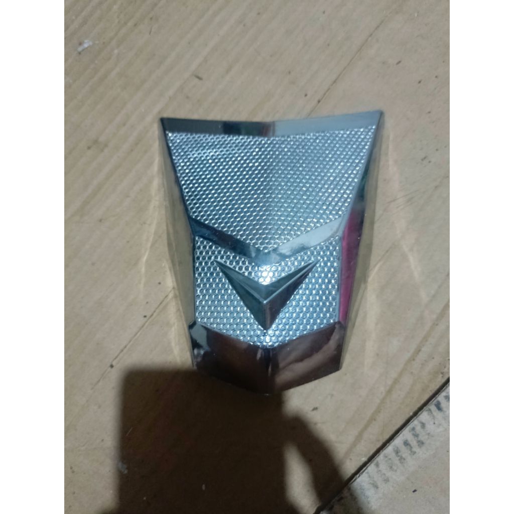 GARNISH BASE LICENSE COVER SPAKBOR BELAKANG VARIO 125/150 LED OLD ESP 2015-2017 CHROME