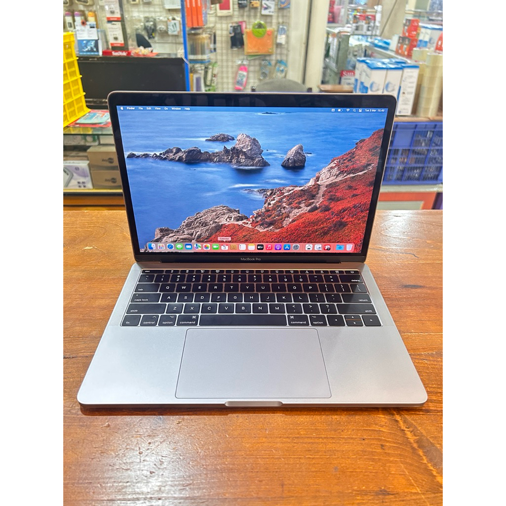 macbook Pro 13inch 2017 i7 Ram 16 SSD 500