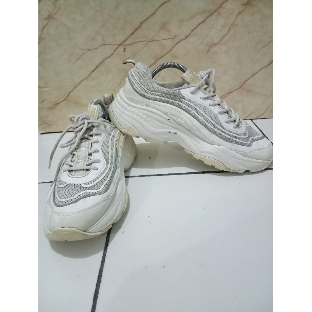sepatu olahraga prospecs putih