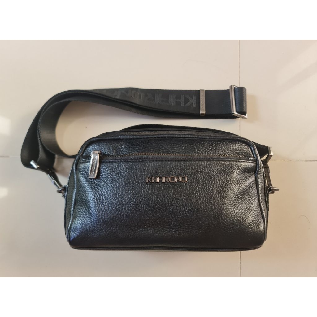 080. Tas Pria Leather Sling Bag Kharono France Black
ASLI KULIT

Mantan / Bekas / Second

P : 20cm
T