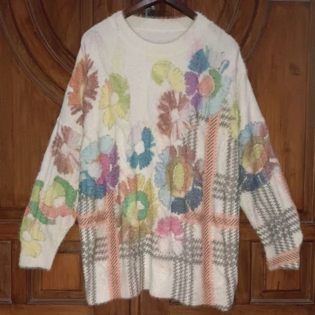 PRELOVED Sweater Rajut Kepang Bulu Fuzzy Wanita Broken White Tartan Mix Bunga Rainbow Bigsize LD 120