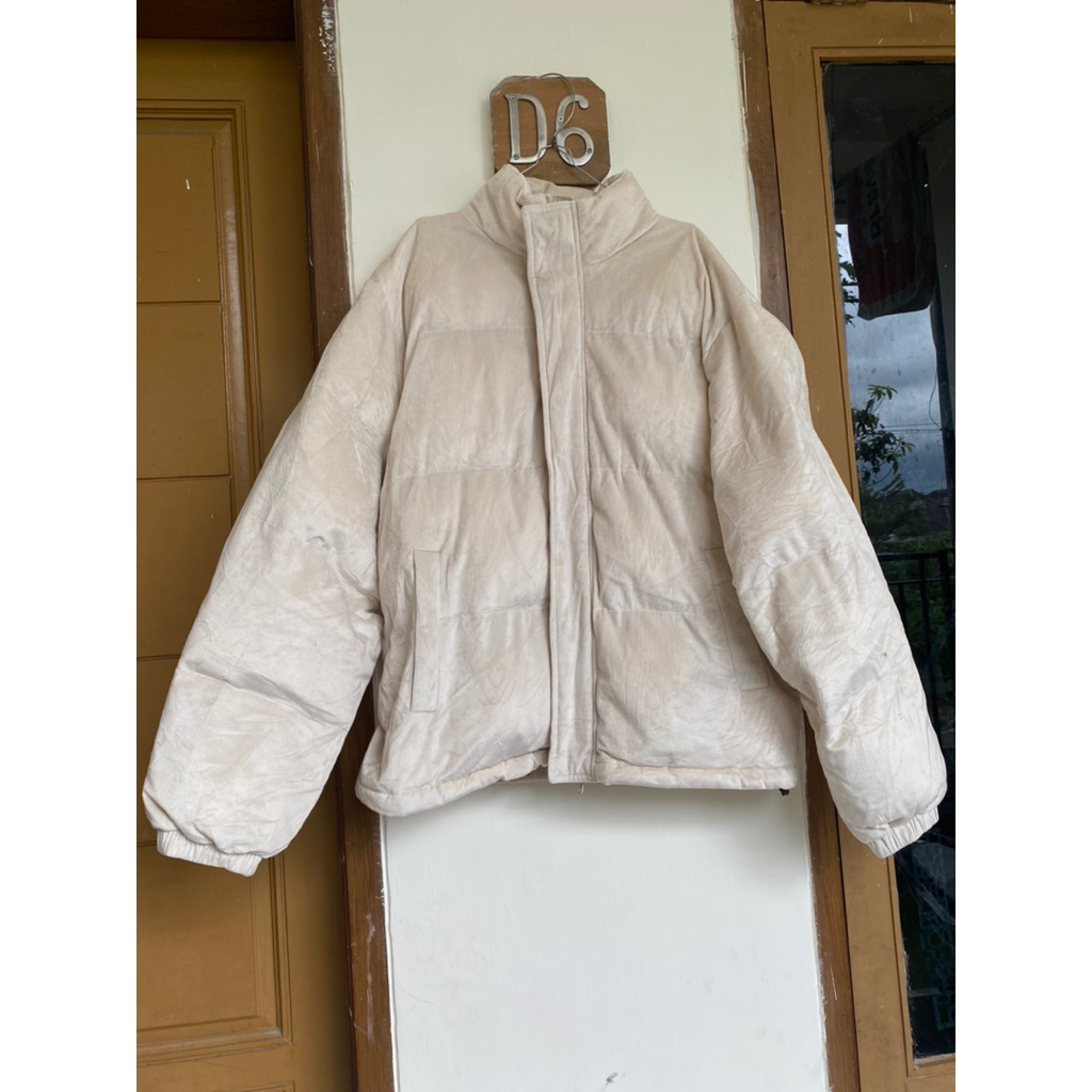 PL winter (shawl, jaket putih, vest hitam)