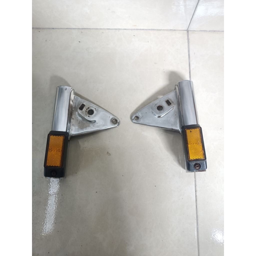 kupingan/pangkon lampu gl 100 gl 125 original tahun muda gl 100 cdi original