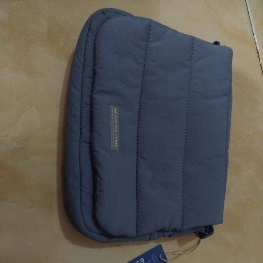 BEYOND THE VINES POOFY BAG