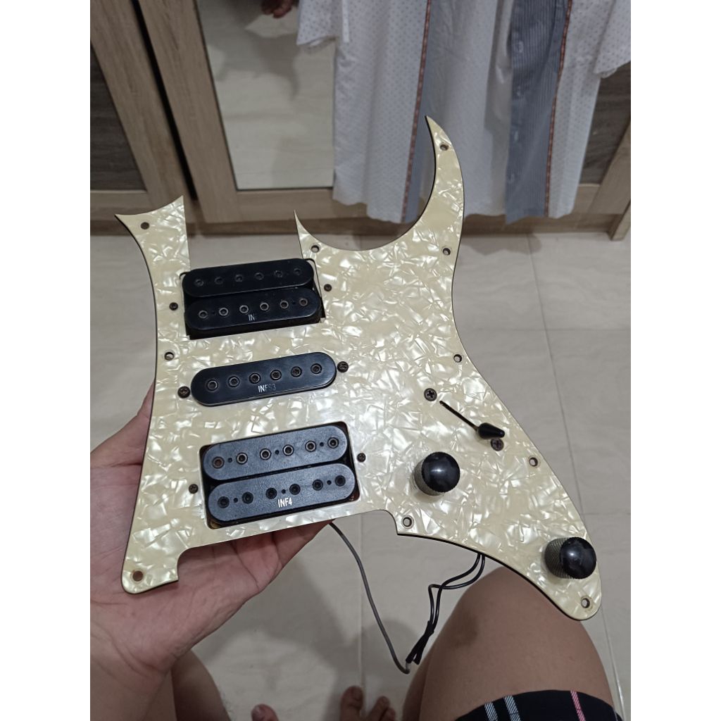 Pickup gitar INF H-S-H dan Pickguard pearl white, original Ibanez RG350DXZ (2011-2013) Full set