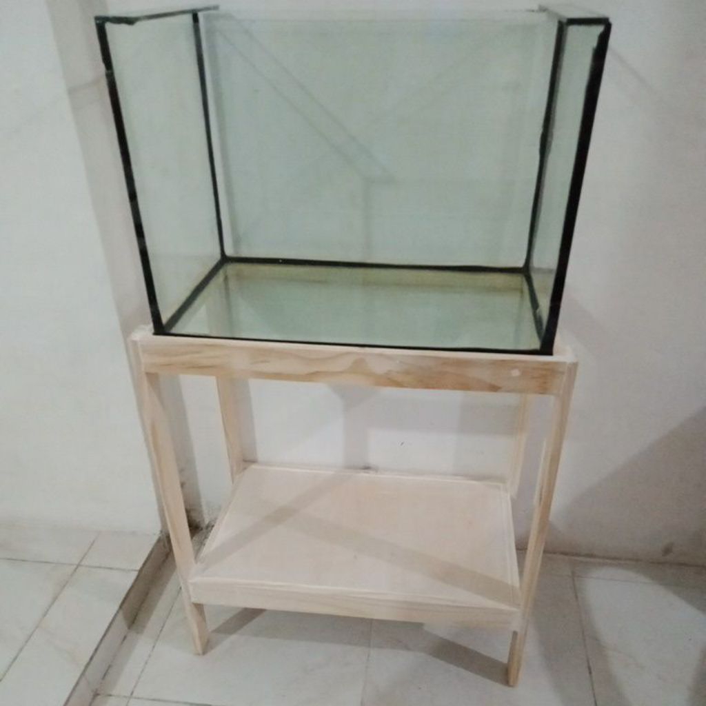 Akuarium dan Mejanya
