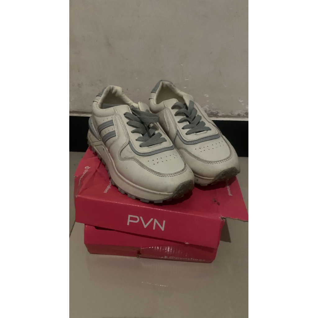 Sepatu PVN Putih Abu