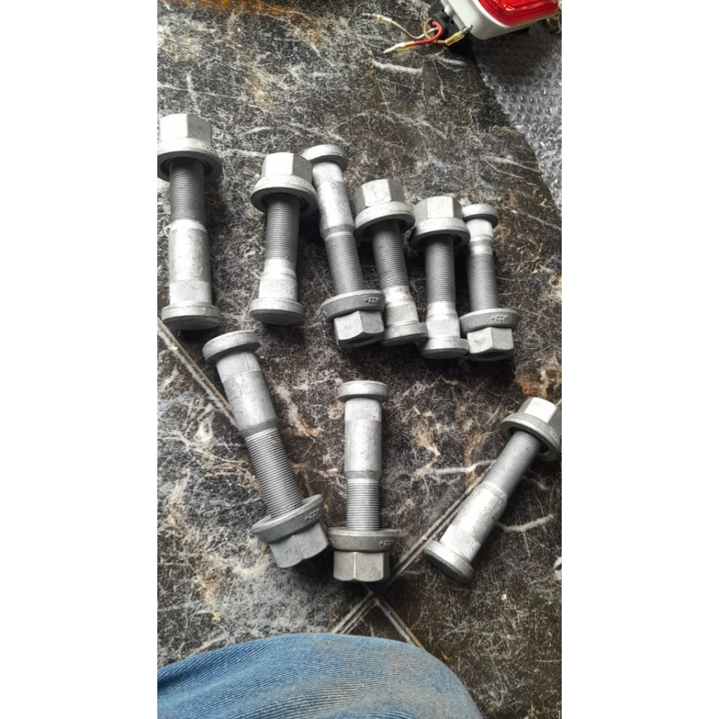 baut roda volvo truk