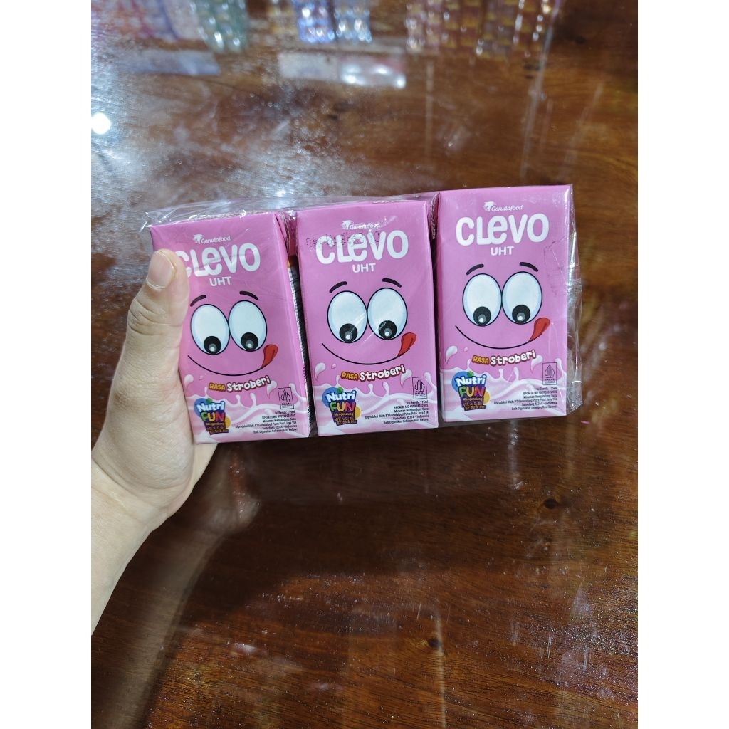 Susu UHT Clevo 115ml Strawberry  (6kotak)