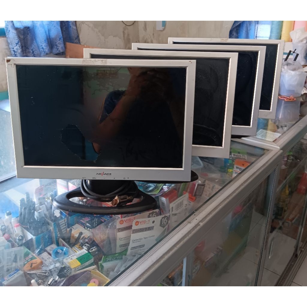 LCD Monitor 15" Wide Advance V1540 Minus (Rusak)