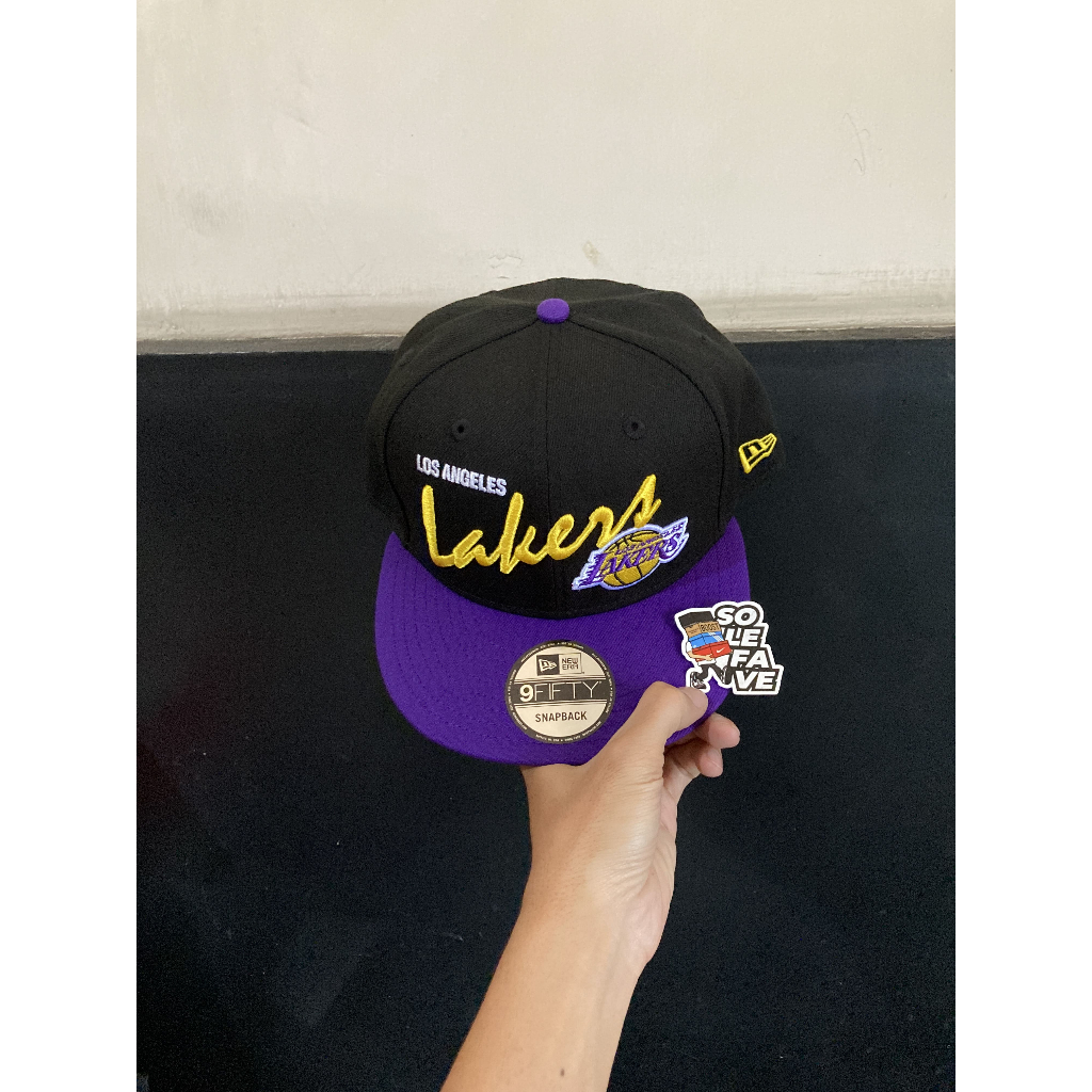 TOPI NEW ERA 950 SNAPBACK x NBA LA LAKERS Q424 VINTAGE SCRIPT ORIGINAL NO BOX