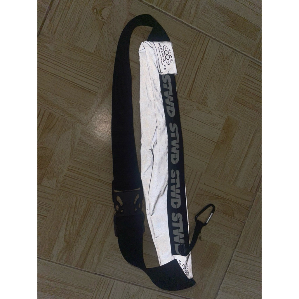 reflective running waist belt from Pull&Bear's STWD Associates collection. Tas Lari Pull and Bear