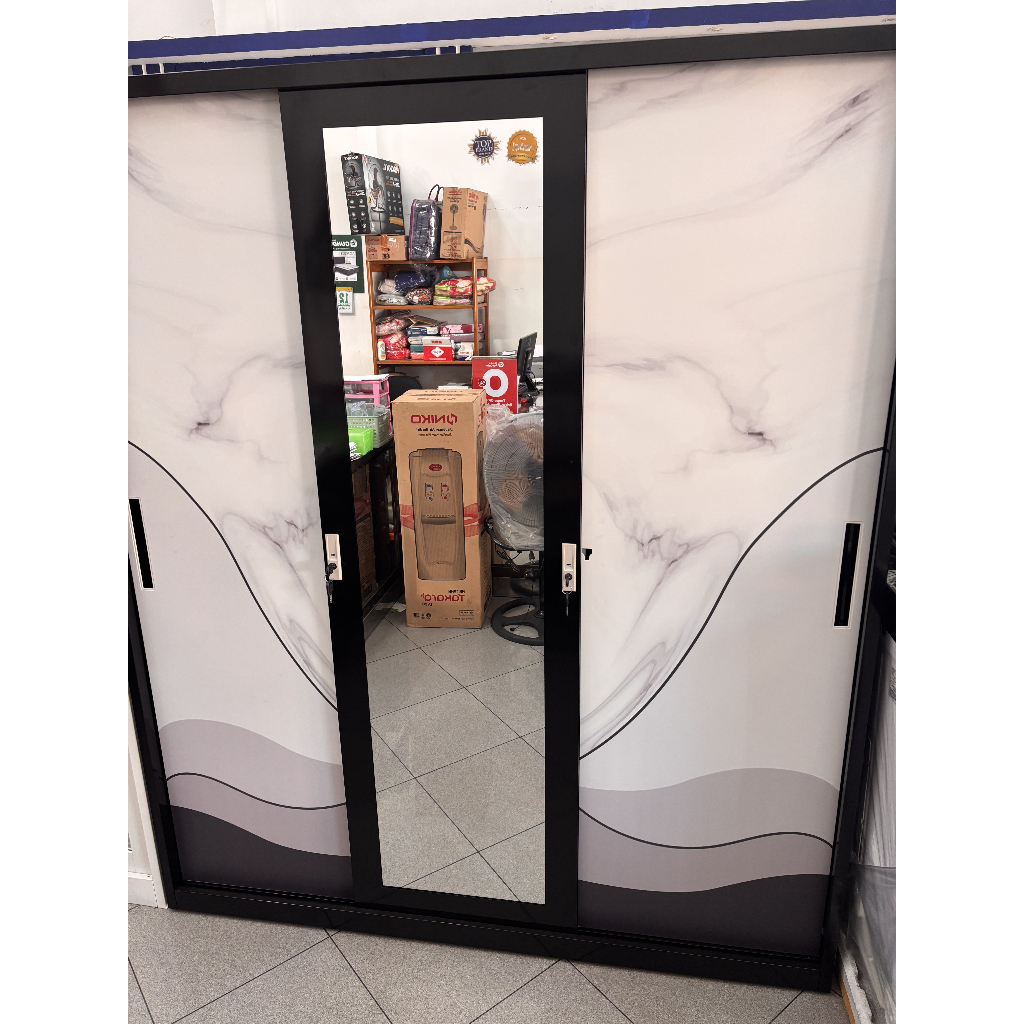 Okelo 3 pintu: Lemari flat besi