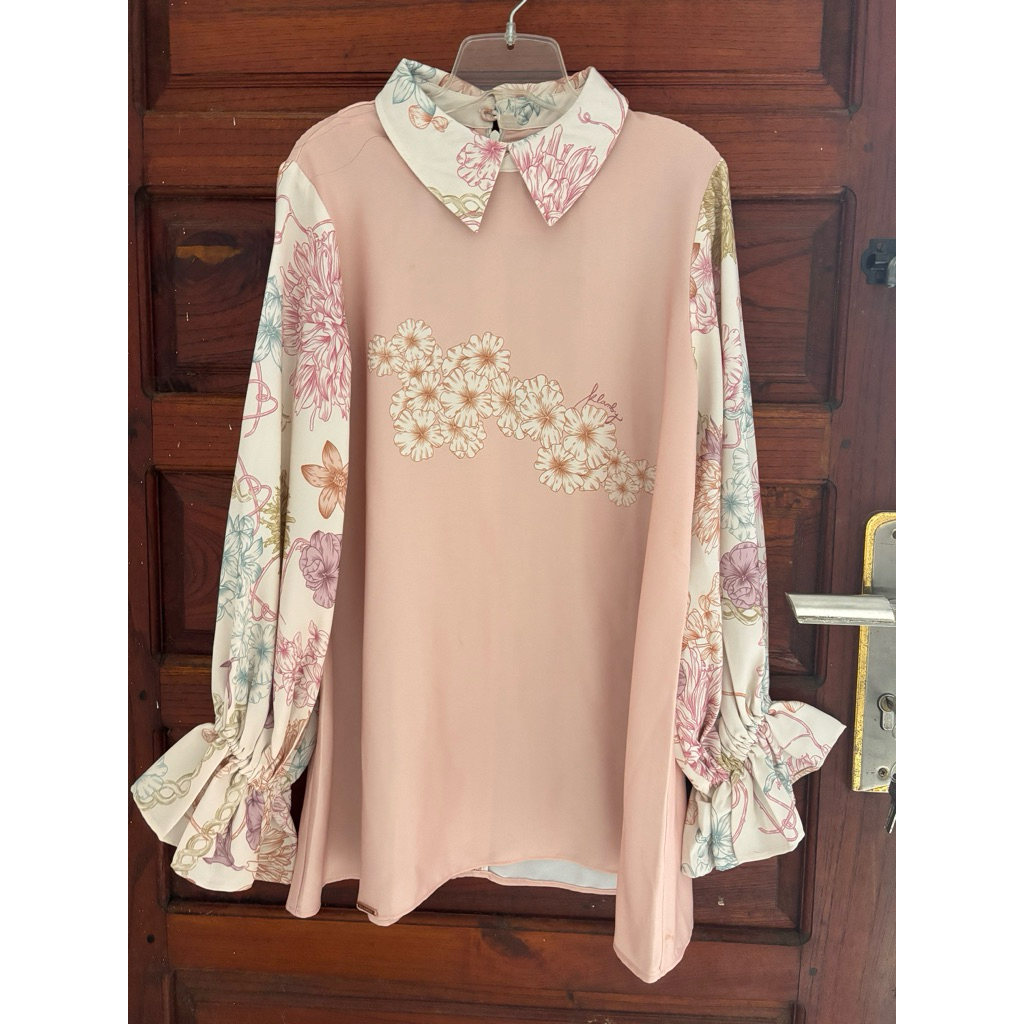 Preloved Blouse Wearing Klamby