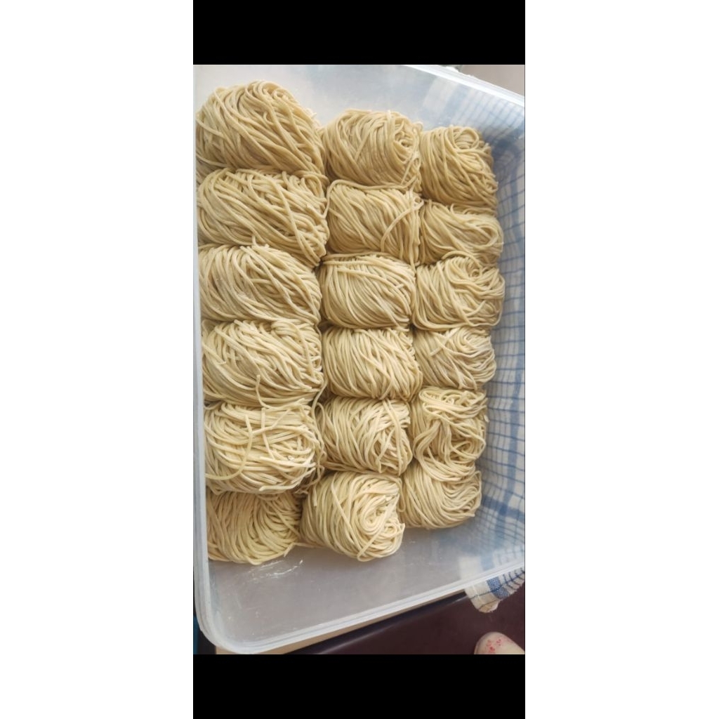 mie mentah kriting/mie ayam 1kg premium pakai cakra dan masih digenjot