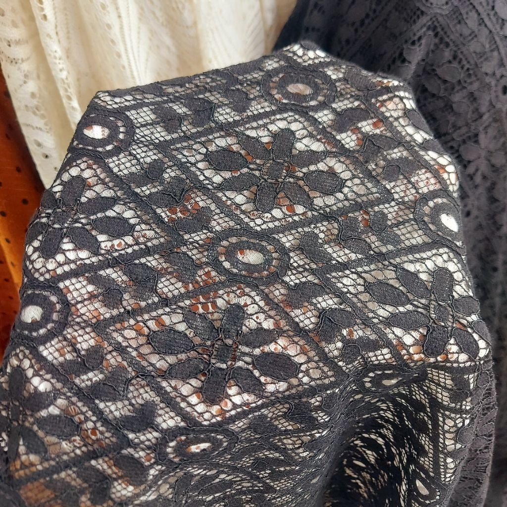 kain brokat premium  - kain brokat motif elegan  - kain brokat meteran  ( hitam)