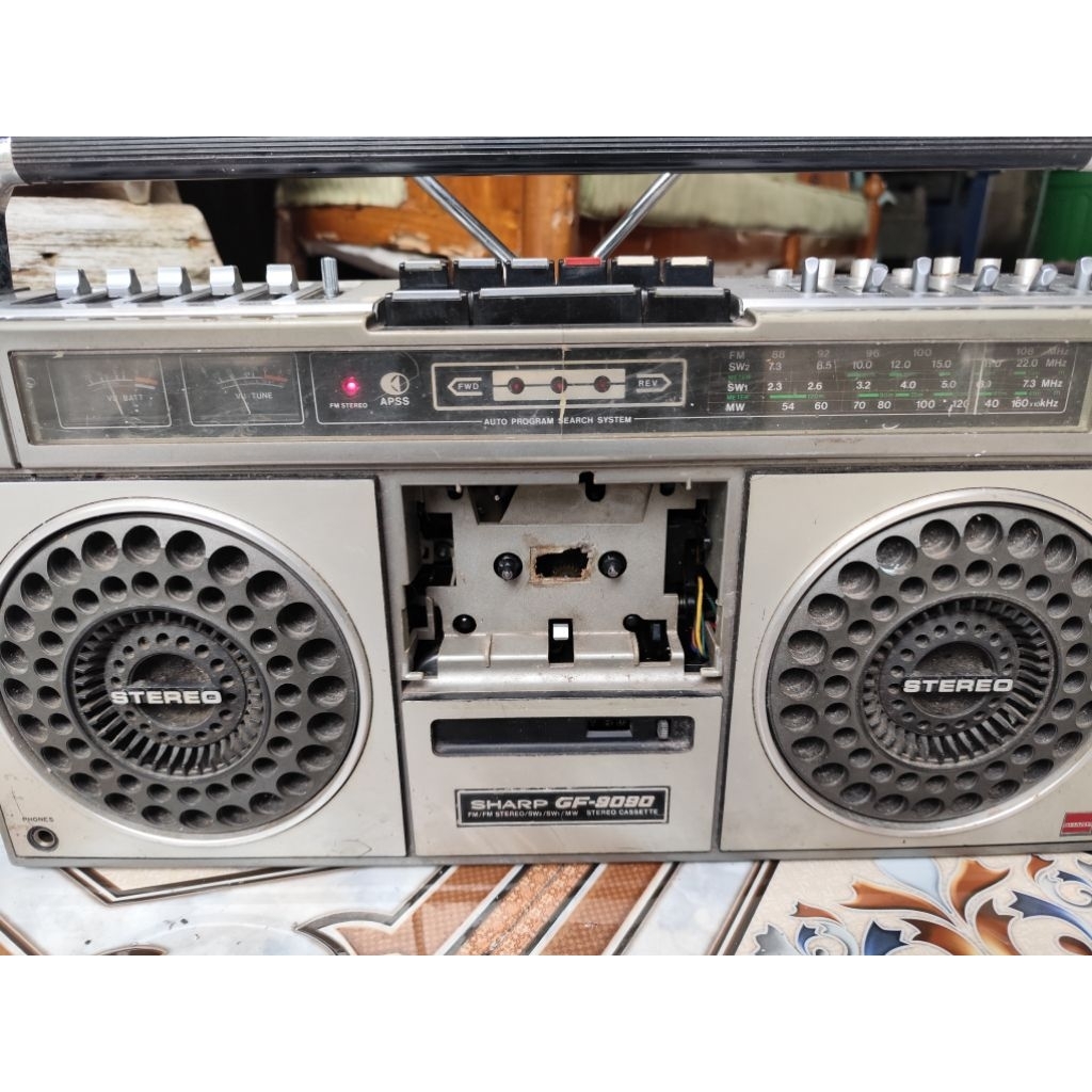 Bombox Sharp HF-9090Radio tipe berfungsi, minus tutup kaset dan tidak bisa muter jika kaset berat. t