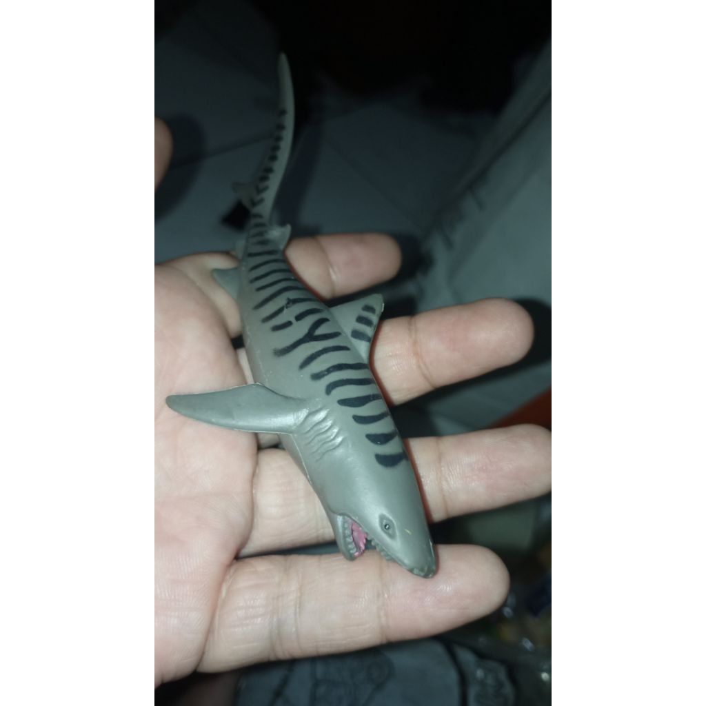 figure mainan hewan binatang laut hiu loreng