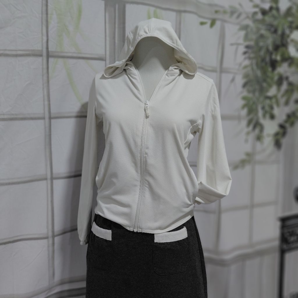 jacket uniqlo uv putih & biru