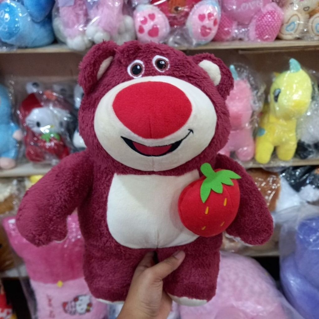 Boneka lotso pegang stawberry kecil
