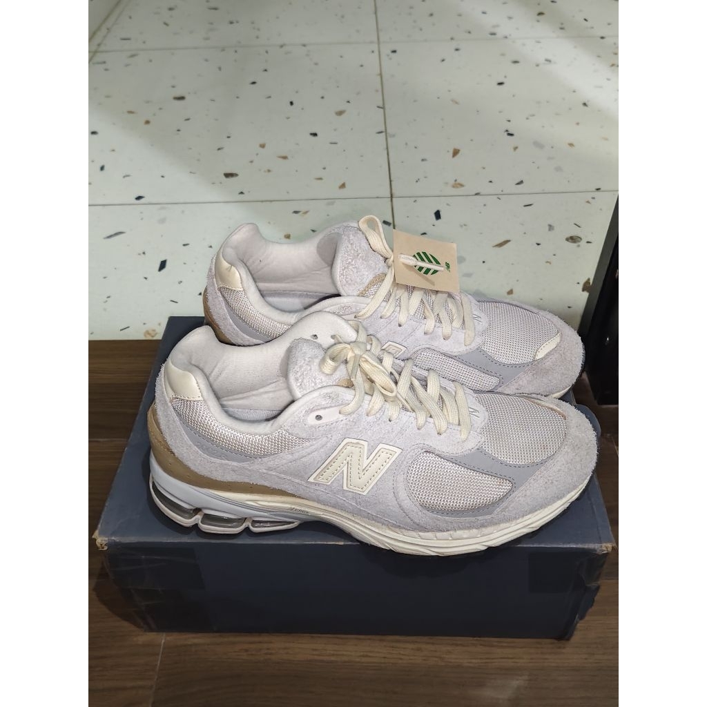 new balance nb 2002r size 44