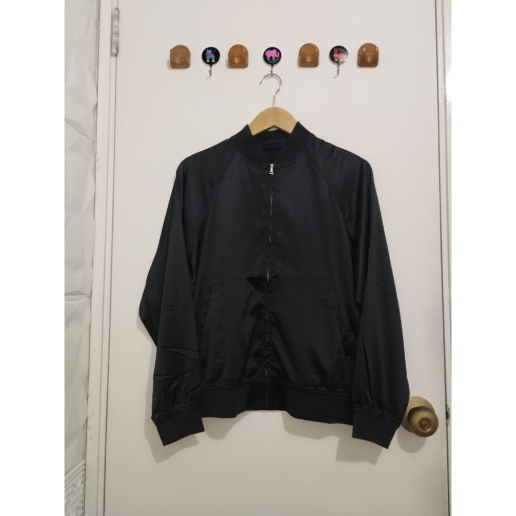 Jaket Bomber Uniqlo Hitam