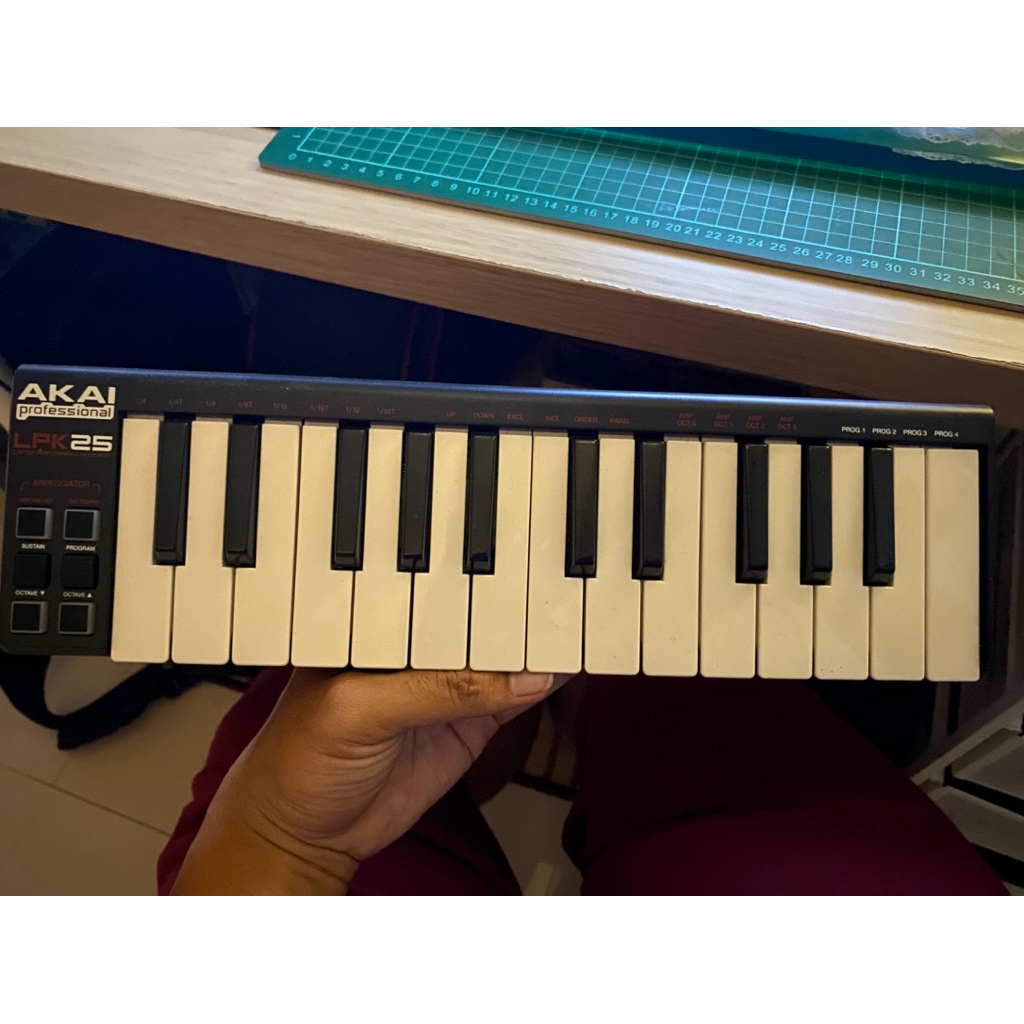 Midi controller AKAI LPK25 V2 second like new
