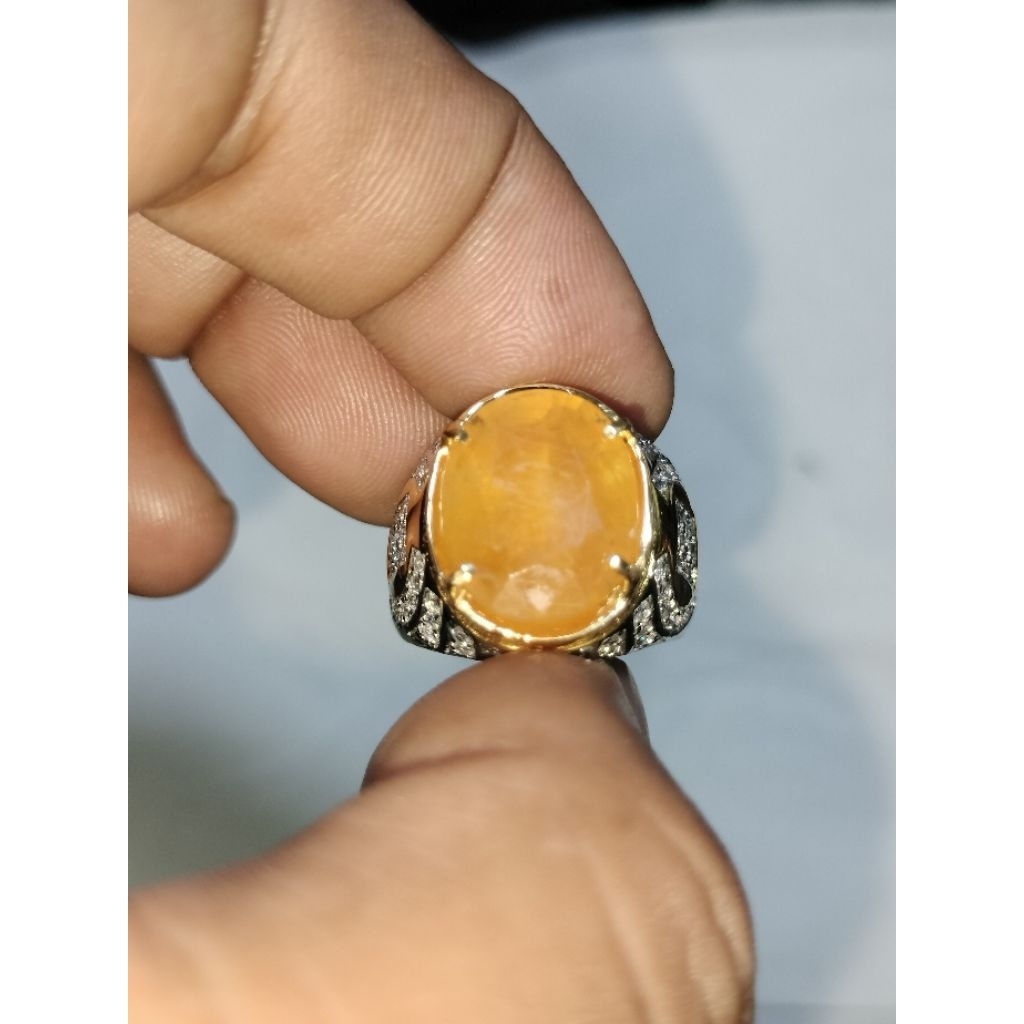 NATURAL YELLOW SAPPHIRE